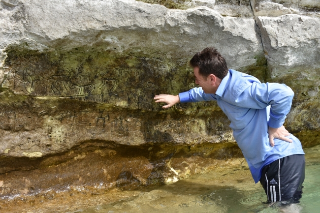 Atatürk Barajı kıyısında Paleolitik Dönem kaya resimleri bulundu